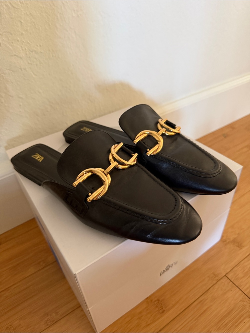 Zara Black Leather Slip-On Loafers with Gold Horsebit sz 8